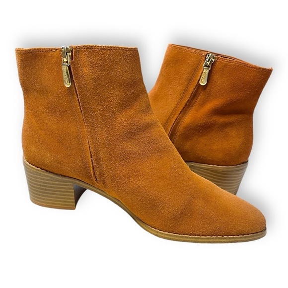 CLARK'S Breccan Myth Cognac Brown Suede Ankle Bootie EUC Size 9.5 - Picture 2 of 11
